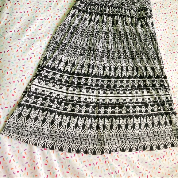 Beautiful Sleeveless Dress - Picture 2 of 6